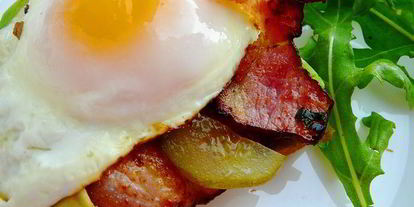 Шаг 2: тоста с беконом и глазуньей