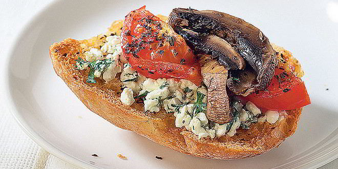 Рецепт Тоста с творогом, помидорами и грибами