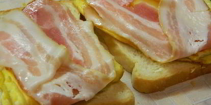 Шаг 3: тоста с яичницей и беконом