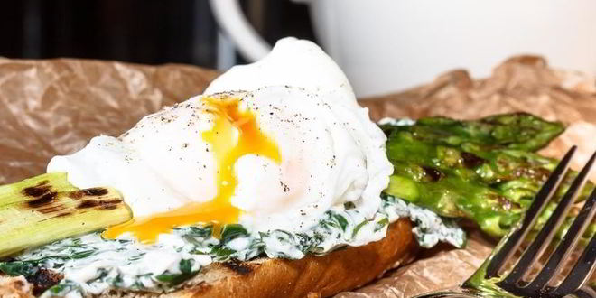 Рецепт тоста со спаржей и яйцом-пашот