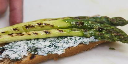 Шаг 5: тоста со спаржей и яйцом-пашот