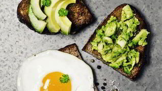 Рецепт Тостов с авокадо, креветками и жареным яйцом