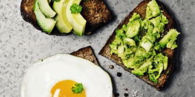 Рецепт Тостов с авокадо, креветками и жареным яйцом