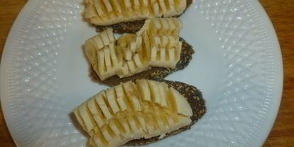 Шаг 2: тостов с бананом и пряным черносливом