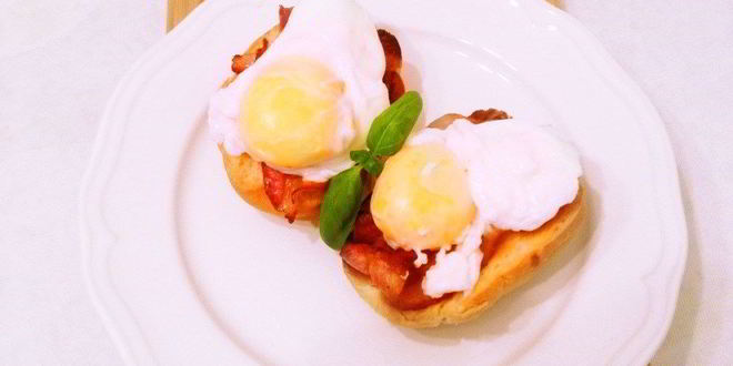 Рецепт тостов с беконом и яйцами пашот