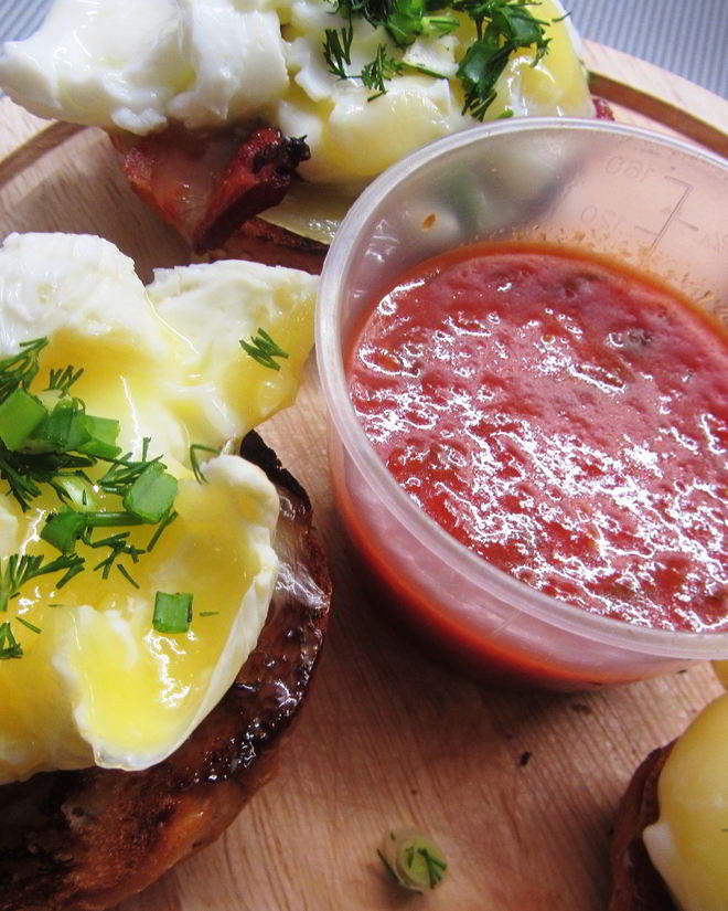 Рецепт тостов с беконом и яйцами пашот