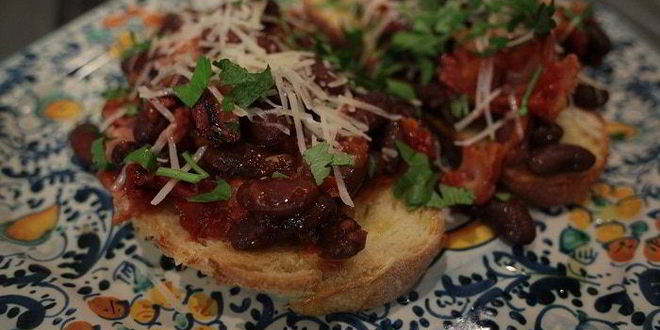Рецепт Тостов с фасолью, беконом и вялеными помидорами