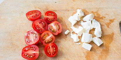 Шаг 3: тостов с гуакамоле и помидорами