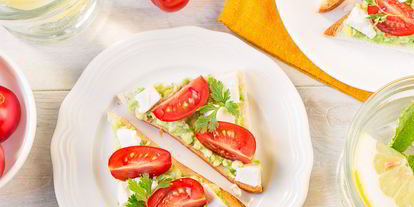 Шаг 4: тостов с гуакамоле и помидорами