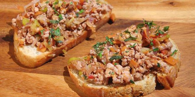 Рецепт тостов с индейкого и овощами