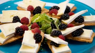 Рецепт Тостов с малиной и ежевикой