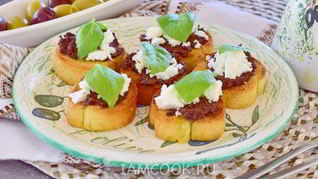 Рецепт Тостов с оливковой пастой и сыром фета