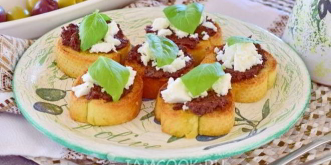 Рецепт тостов с оливковой пастой и сыром фета