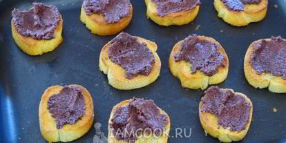 Шаг 6: тостов с оливковой пастой и сыром фета