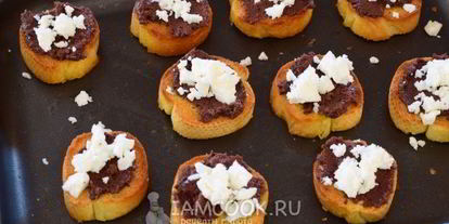 Шаг 7: тостов с оливковой пастой и сыром фета