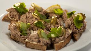 Рецепт Тостов с паштетом из говяжьей тушенки