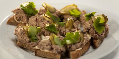 Шаг 2: тостов с паштетом из говяжьей тушенки