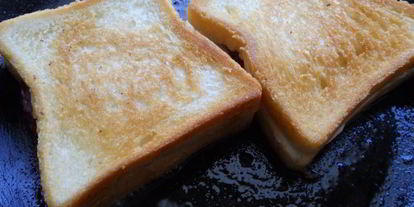 Шаг 2: тостов с плавленным сыром и копченой колбасой