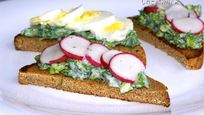 Рецепт Тостов с руколой и яйцом, зеленью и редисом