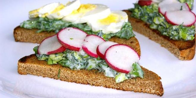 Рецепт тостов с руколой и яйцом, зеленью и редисом