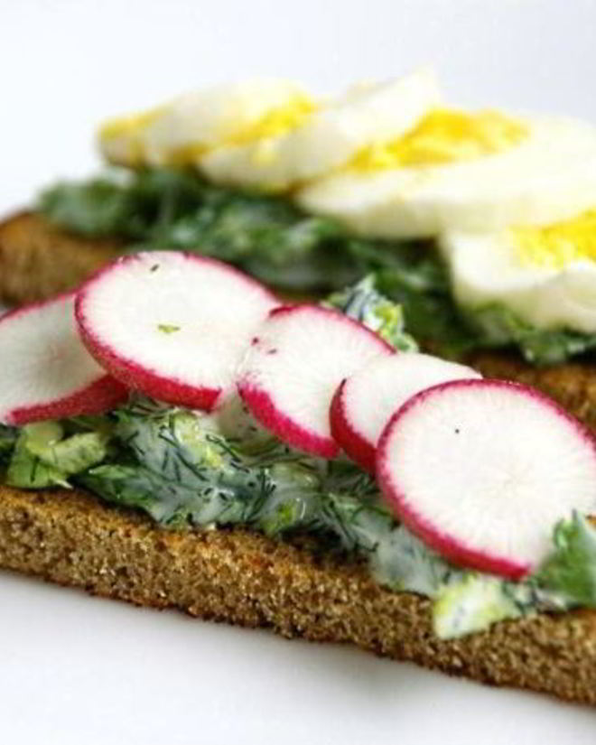 Рецепт тостов с руколой и яйцом, зеленью и редисом