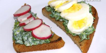 Шаг 8: тостов с руколой и яйцом, зеленью и редисом