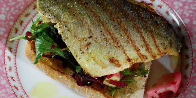 Рецепт Тостов с рыбой карри и свекольным салатом