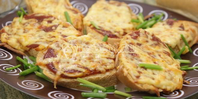 Рецепт тостов с томатныма соусома и сырома