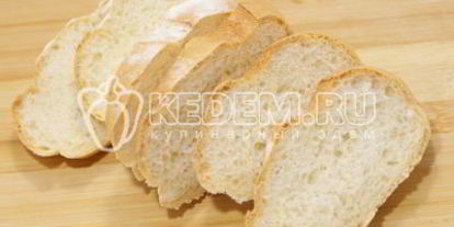 Шаг 3: тостов с томатныма соусома и сырома