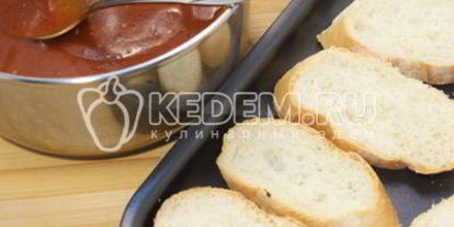 Шаг 4: тостов с томатныма соусома и сырома