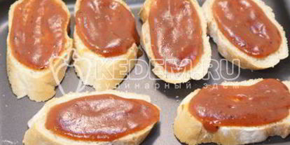 Шаг 5: тостов с томатныма соусома и сырома