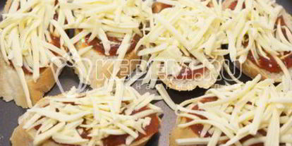 Шаг 6: тостов с томатныма соусома и сырома