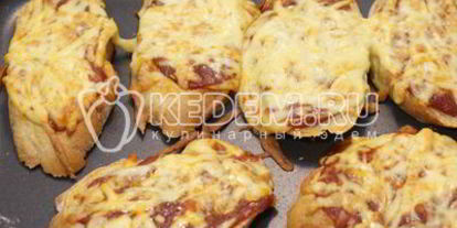 Шаг 7: тостов с томатныма соусома и сырома