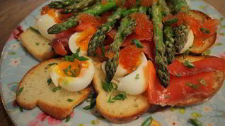 Рецепт Тостов с яйцами, спаржей, копченой семгой и красной икрой