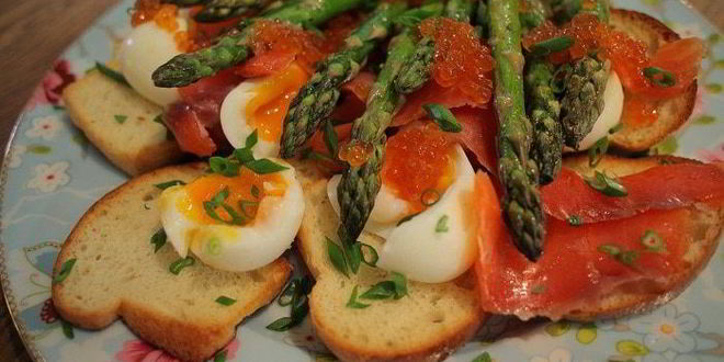 Рецепт Тостов с яйцами, спаржей, копченой семгой и красной икрой