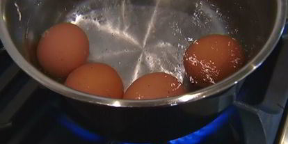 Шаг 2: тостов с яйцами, спаржей, копченой семгой и красной икрой