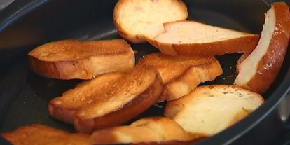 Шаг 3: тостов с яйцами, спаржей, копченой семгой и красной икрой