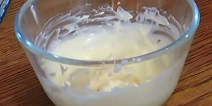 Шаг 4: тостов с яйцами, спаржей, копченой семгой и красной икрой