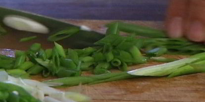 Шаг 5: тостов с яйцами, спаржей, копченой семгой и красной икрой