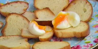 Шаг 6: тостов с яйцами, спаржей, копченой семгой и красной икрой