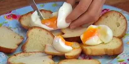 Шаг 7: тостов с яйцами, спаржей, копченой семгой и красной икрой