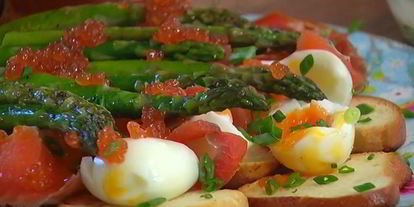 Шаг 8: тостов с яйцами, спаржей, копченой семгой и красной икрой