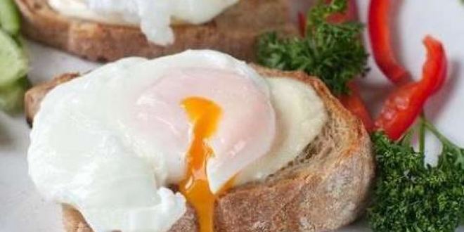 Рецепт тостов с яйцом-пашот и моцареллой