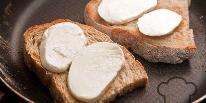 Шаг 2: тостов с яйцом-пашот и моцареллой