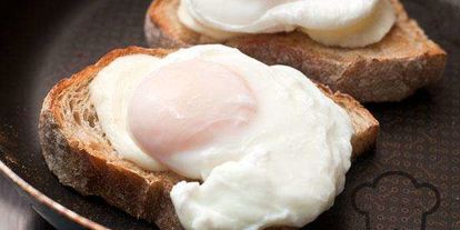 Шаг 3: тостов с яйцом-пашот и моцареллой