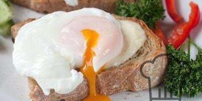 Шаг 5: тостов с яйцом-пашот и моцареллой