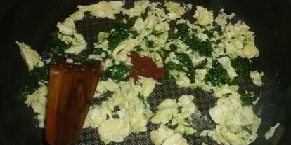 Шаг 1: тостов со шпинатом, яйцами и пармезаном