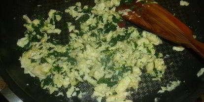 Шаг 2: тостов со шпинатом, яйцами и пармезаном