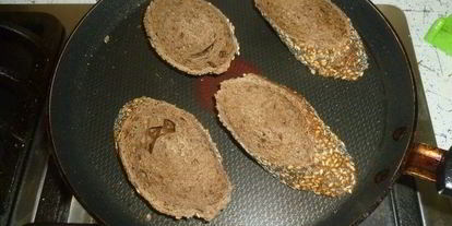 Шаг 3: тостов со шпинатом, яйцами и пармезаном