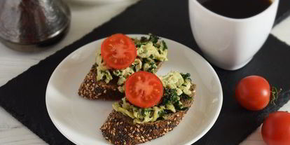 Шаг 4: тостов со шпинатом, яйцами и пармезаном